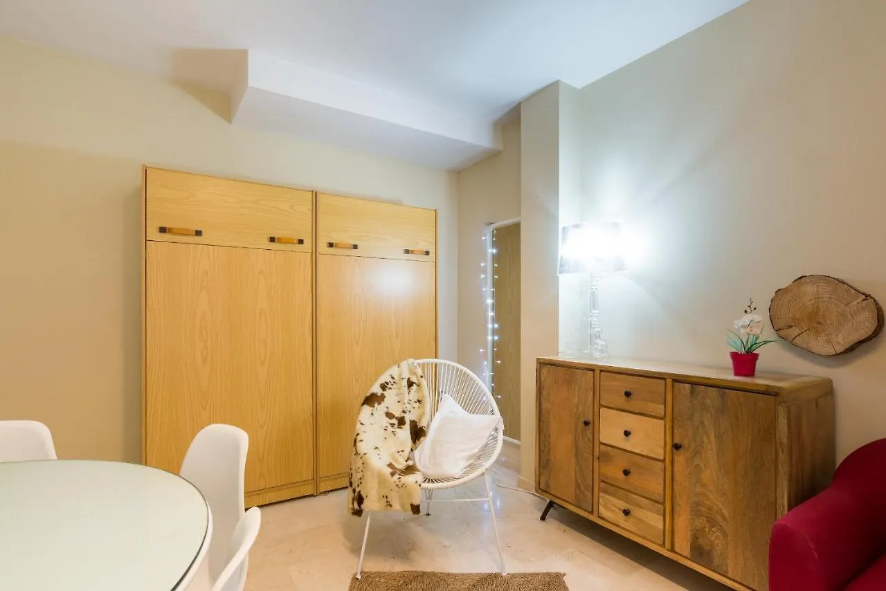 Gr0-Quiet Apartment, Private Backyard, Walk To Old Town Malaga
