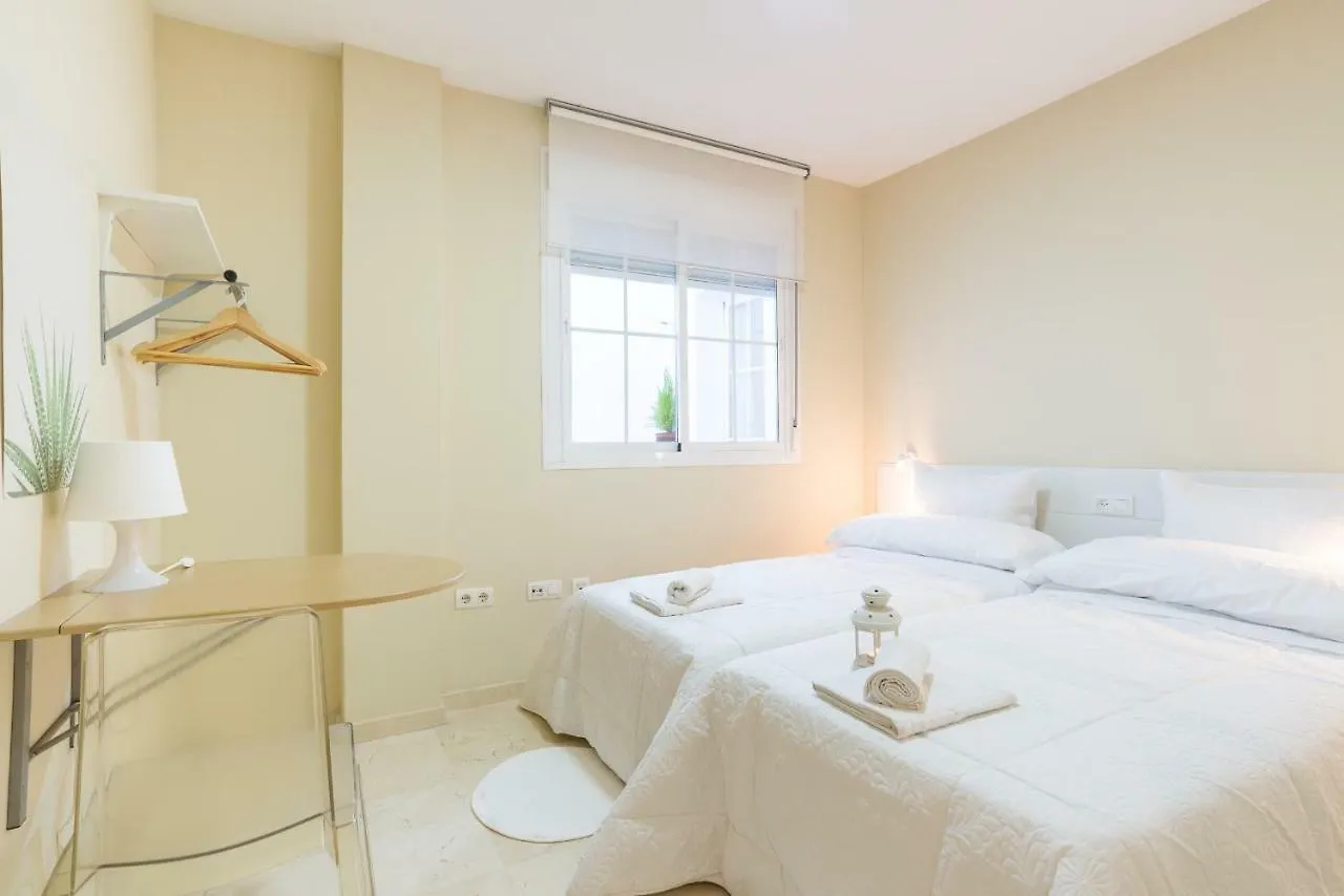 Gr0-Quiet Apartment, Private Backyard, Walk To Old Town Malaga