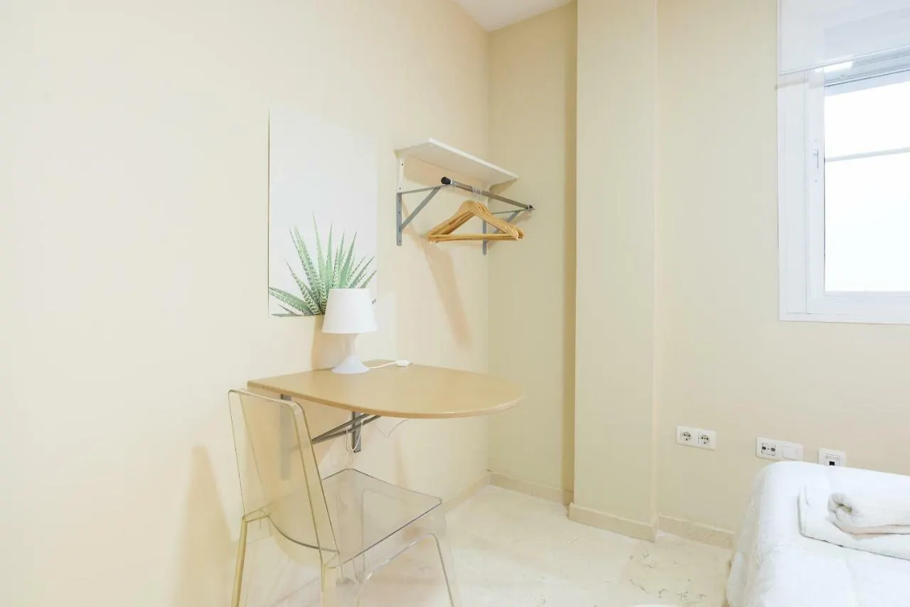 Gr0-Quiet Apartment, Private Backyard, Walk To Old Town Malaga