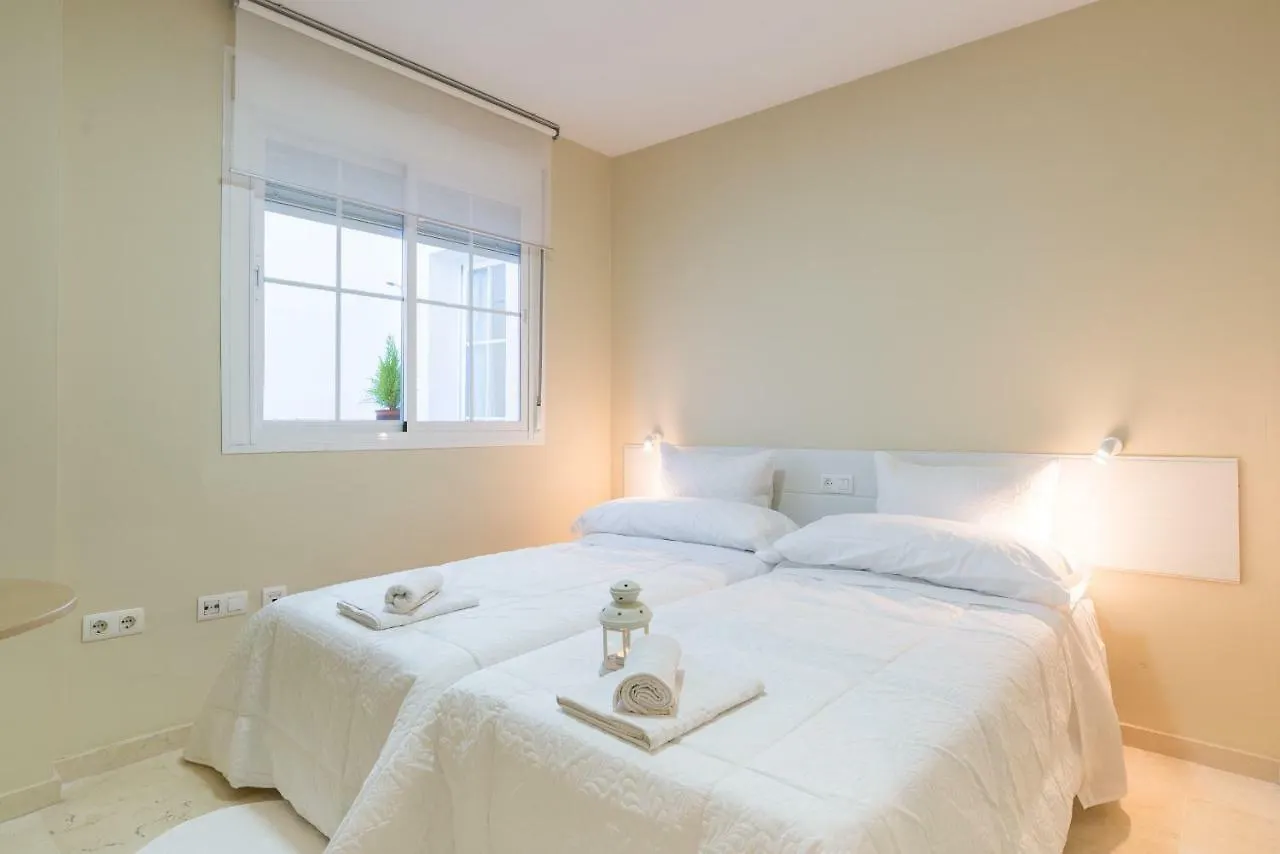Gr0-Quiet Apartment, Private Backyard, Walk To Old Town Malaga Apartment