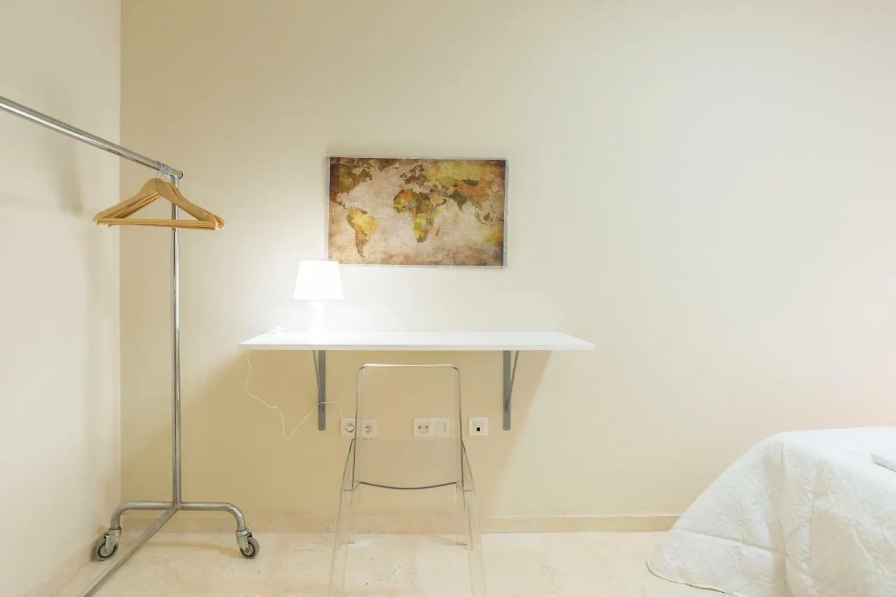 Gr0-Quiet Apartment, Private Backyard, Walk To Old Town Malaga Apartment