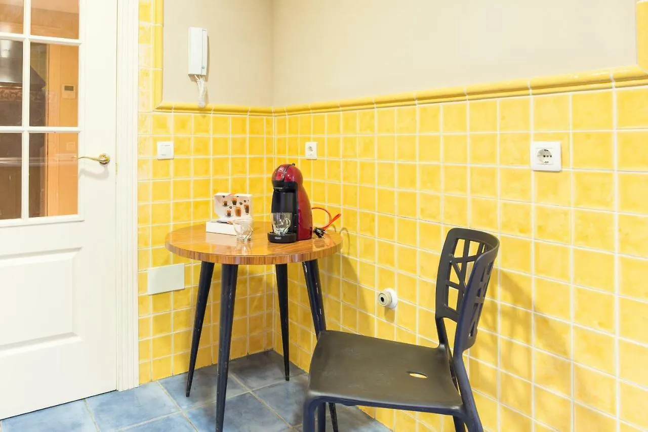 Gr0-Quiet Apartment, Private Backyard, Walk To Old Town Malaga