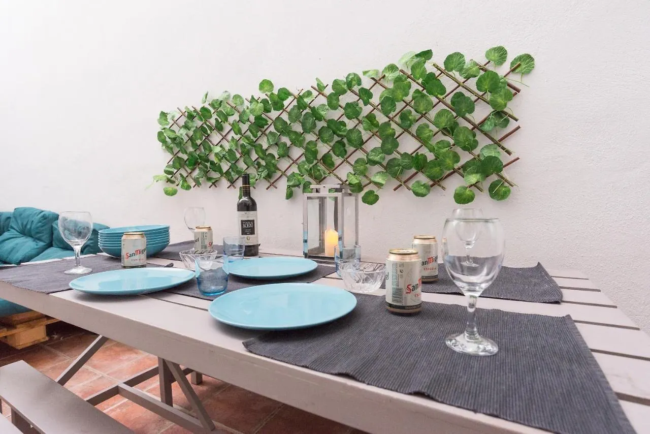 Gr0-Quiet Apartment, Private Backyard, Walk To Old Town Malaga Spain
