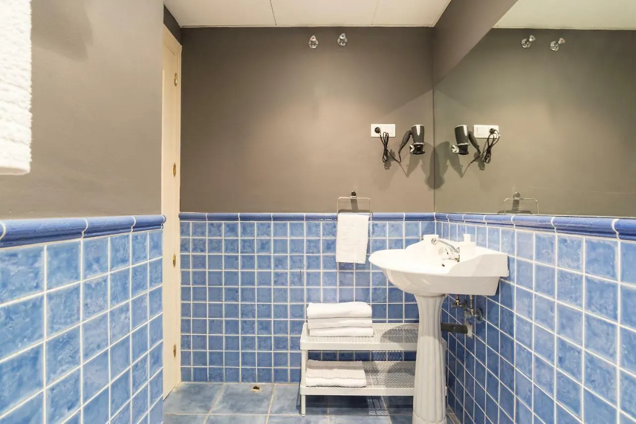 Gr0-Quiet Apartment, Private Backyard, Walk To Old Town 말라가 아파트