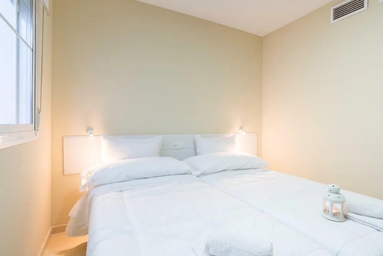 Gr0-Quiet Apartment, Private Backyard, Walk To Old Town 말라가 아파트