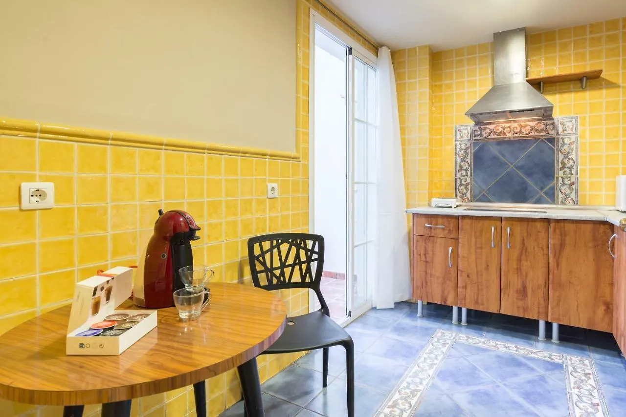 Gr0-Quiet Apartment, Private Backyard, Walk To Old Town 말라가 스페인