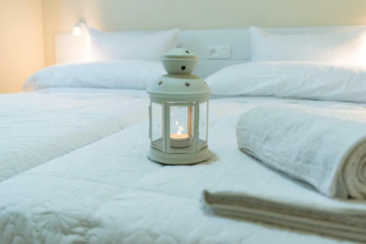 Gr0-Quiet Apartment, Private Backyard, Walk To Old Town 말라가
