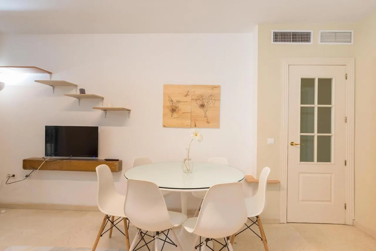 Gr0-Quiet Apartment, Private Backyard, Walk To Old Town 말라가 0*,