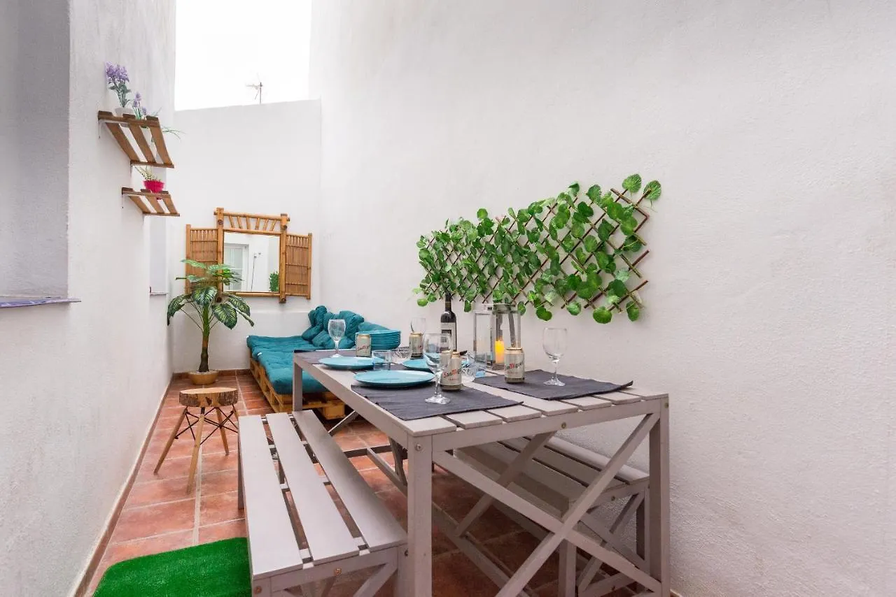 Gr0-Quiet Apartment, Private Backyard, Walk To Old Town 말라가 스페인